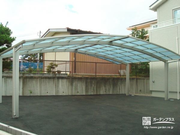 大きな屋根が特徴的なカーポートを設置した駐車スペース