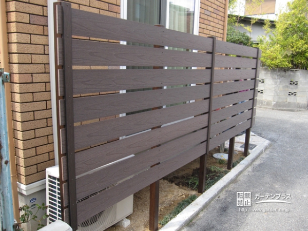 建物にマッチした木目デザインの目隠しフェンス