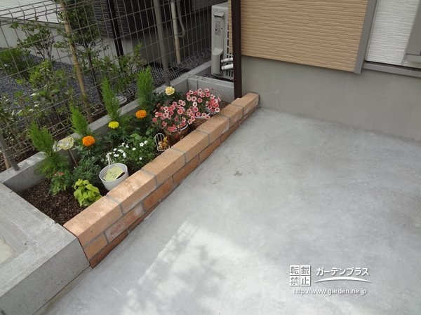 砂利をコンクリートで埋め、花壇を設置
