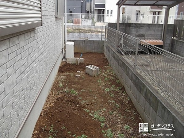 犬走を有効活用する雑草対策と花壇の設置工事前の様子