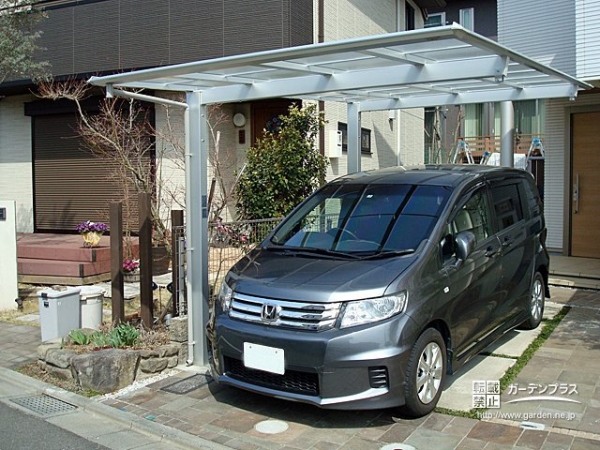 カーポートで愛車を守る雨天対策も万全な駐車スペース