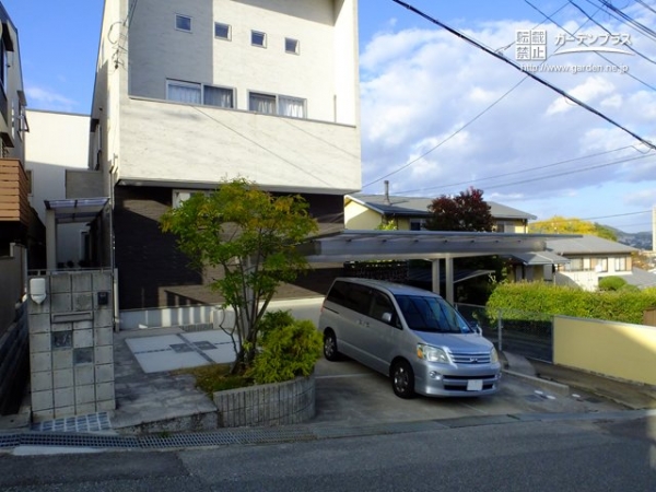 スタイリッシュな家屋と調和する駐車スペース