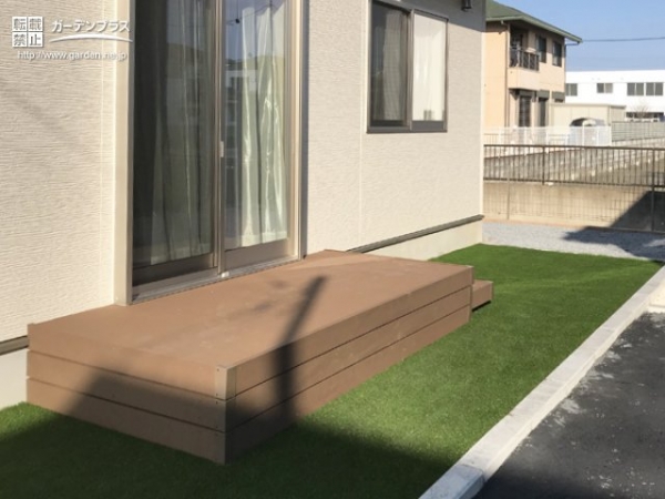 ウッドデッキと人工芝で緑を楽しめるガーデンリフォーム