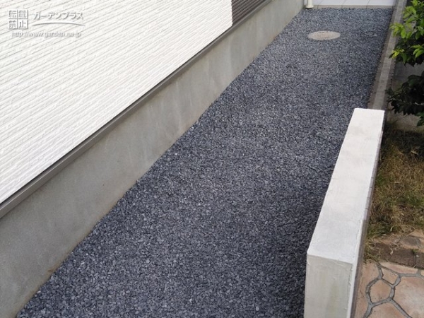 砂利を敷いた犬走り