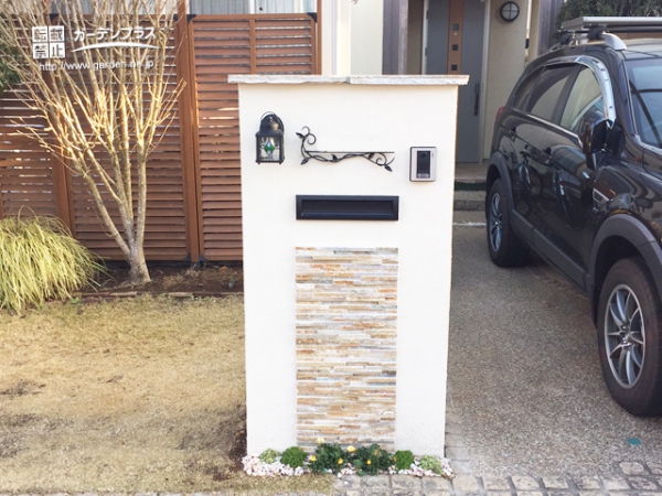 ステンドグラスのライトがかわいらしい門柱