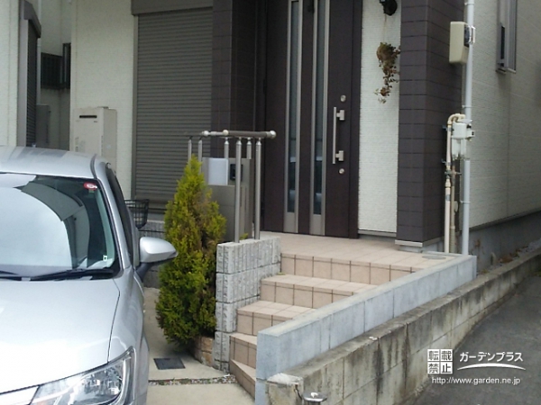 植栽が邪魔をしている施工前の門まわり