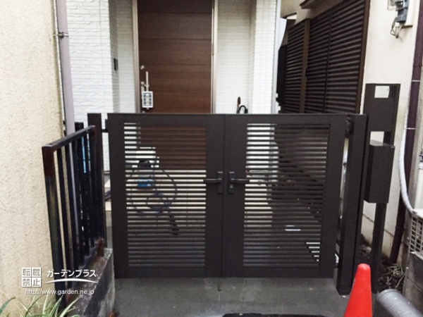 スリット入りの門扉で圧迫感のない門まわり