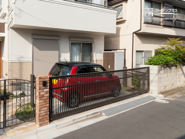 カーゲートをつけた駐車スペース
