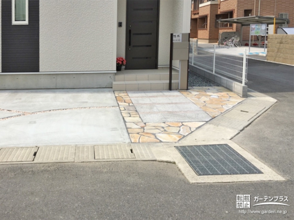 乱石張りと白でコントラストなアプローチ