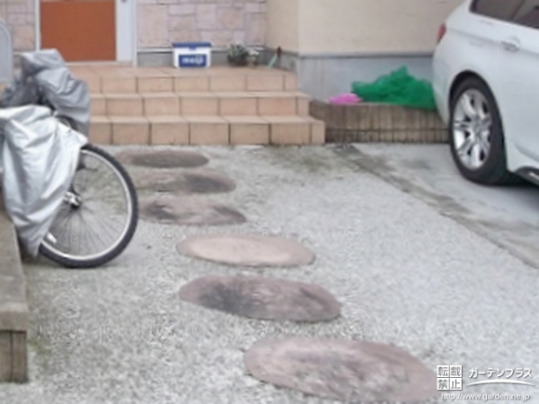 砂利と飛び石を用いたアプローチ