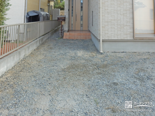 施工前の砂利のみのアプローチ