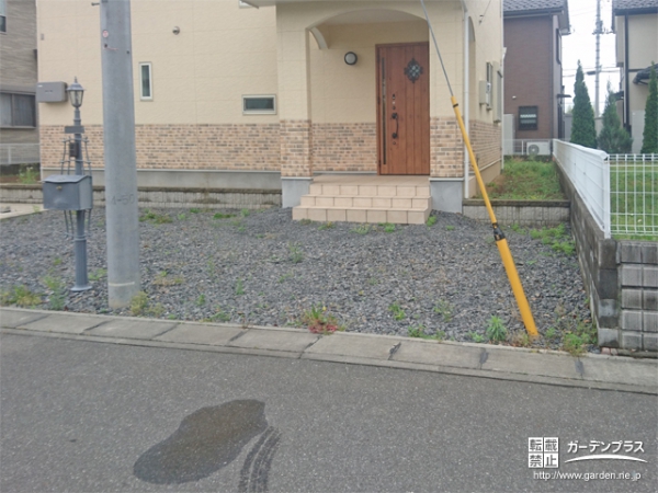 砂利からなる施工前のアプローチ