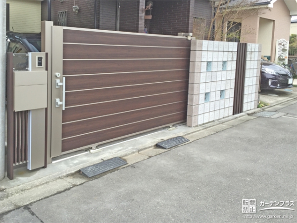 木目調のカーゲートにより穏やかな雰囲気の駐車スペース