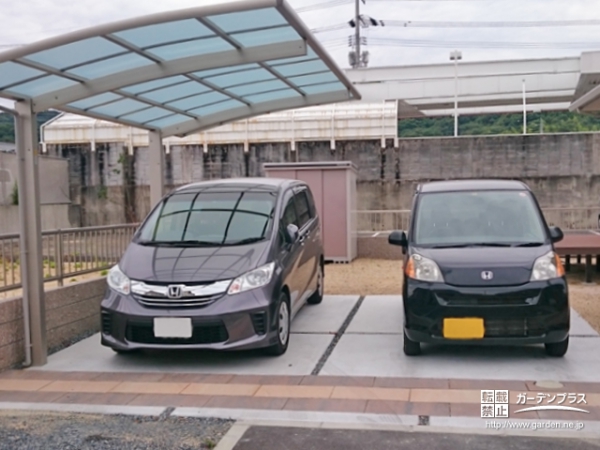 シンプルなカーポートと広々とした駐車スペース