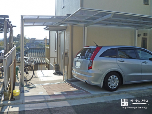 太陽の光が刺すカジュアルな駐車スペース