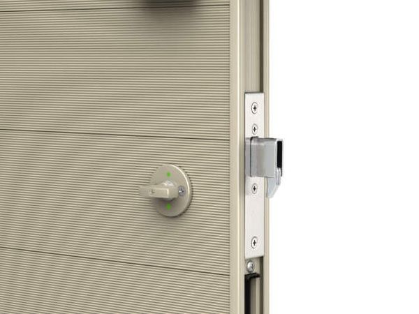 ガタつきを抑えこじ破り攻撃に強い鎌付きデッドボルト