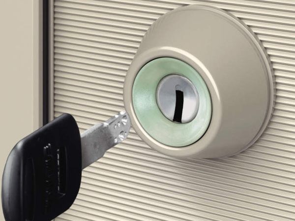 ピッキングやキーを複製されにくいディンプル錠(外側)