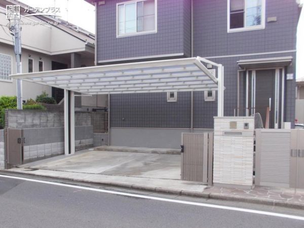 後ろに柱が設置されていることで車の出し入れがスムーズにできる駐車スペース