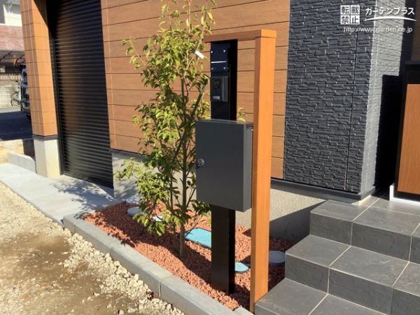 スタイリッシュなステンレスの表札が門柱にマッチしています。