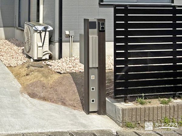 コンパクトなサイズ感で限られたスペースにも美しく収まる表札。