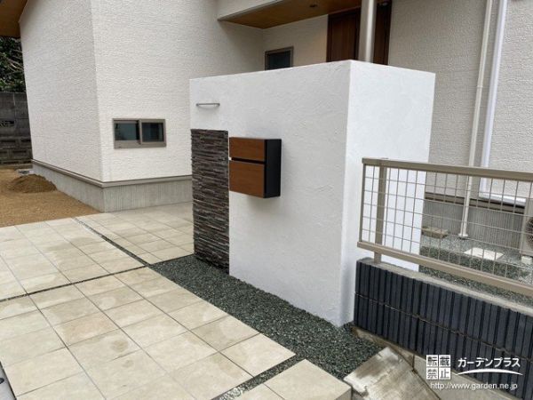 表札の洗練されたデザインが映え、さりげなく上質さを感じさせる仕上がりとなりました。