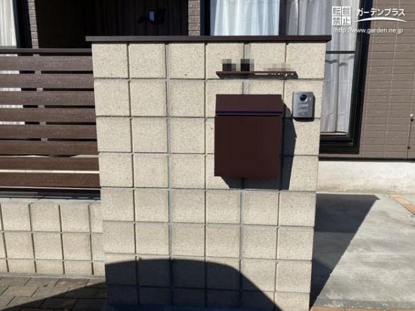 手づくりのような温もりがあり、心地よい雰囲気を演出する表札です。