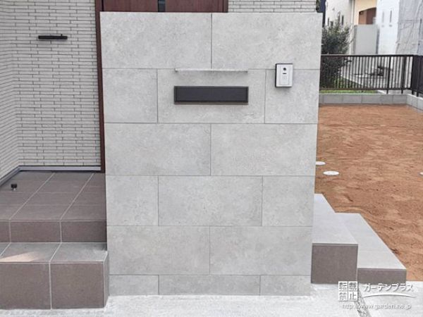 光の当たり方で表情が変わり、見るたびに味わいを感じる表札です。