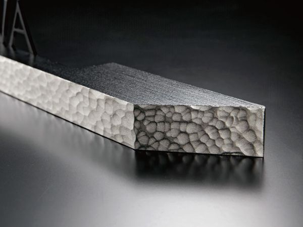 正面:ハンマートーン・側面:黒色塗装