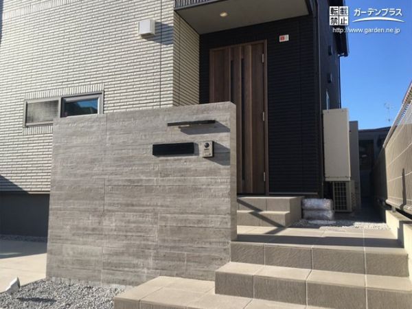 すらりと伸びたスティック型のフォルムが印象的なLED表札を設置。