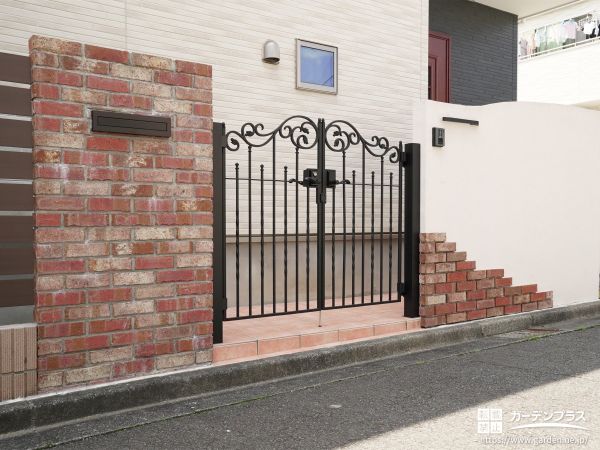 昼はシャープなライン、夜は柔らかな光が、玄関まわりのスタイリッシュなアクセントとなる表札です。