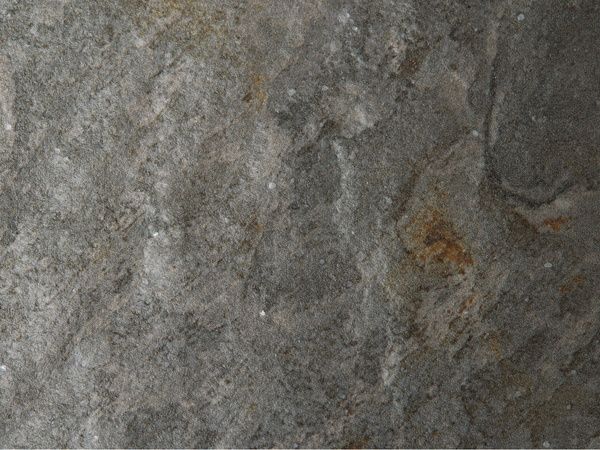 グレーは褐色が混ざる場合があります