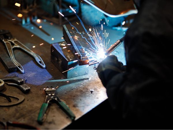 溶接の火花が照らす、匠の技