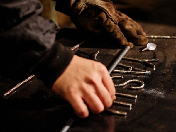 繊細な指先がつくる、美しい造形