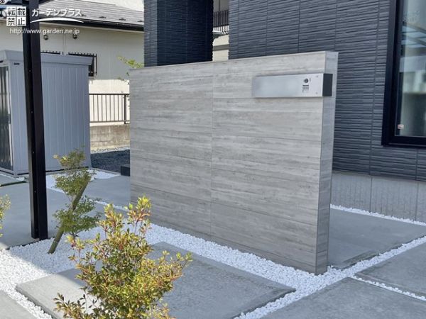 ラグジュアリーな存在感を放つ表札を施工しました。