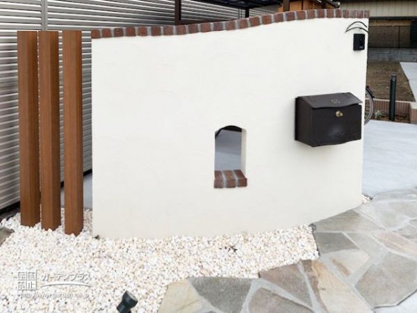 名前そのものをデザインとして楽しめる、おしゃれな表札です。