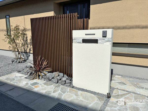 すっきりとしたデザインの表札が美しく映える玄関周りです。