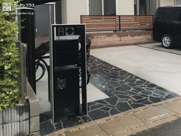 機能門柱にガラスの表札を取り付けました。涼やかなデザインで抜け感をプラスできています。