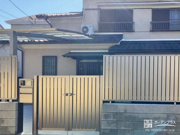 ガラス表札が玄関周りを上品に演出。