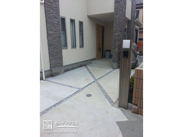 スマートな印象の表札が玄関前にすっきりと馴染んでいます。