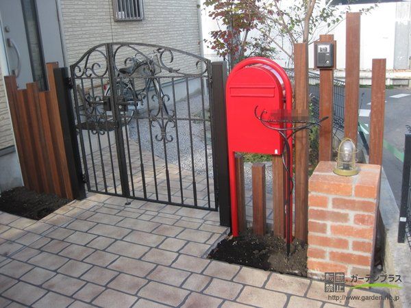 レトロで可愛らしいフォルムのポストが玄関前のアクセントになります。