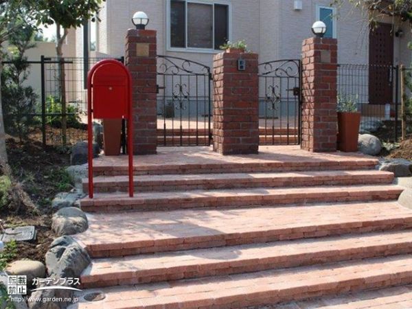 カラフルなバリエーションで外構に遊び心を取り入れられるポスト。