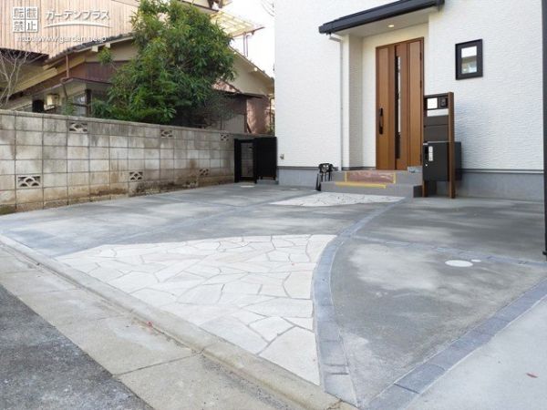 玄関ドアと同じ「ピタットKey」で解錠できる、スマートな利便性が魅力の宅配ボックスを設置しました。