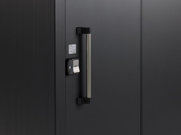 大きな取手と仮ロックで開け閉め簡単