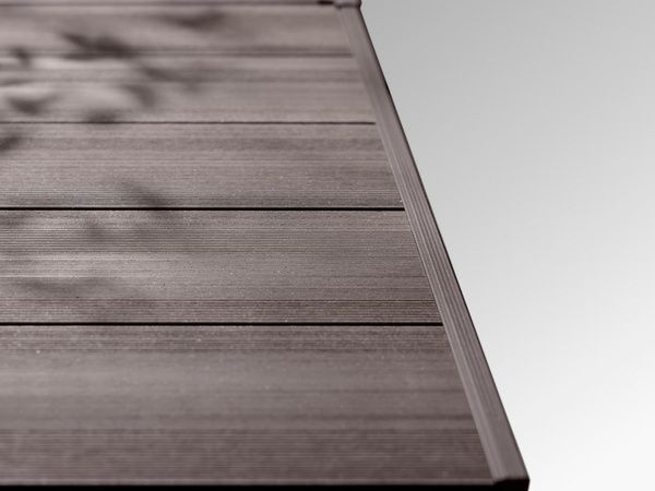 光によって繊細に表情を変える木質感や色むらを感じるデザイン