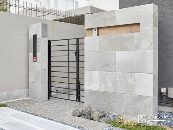 エントランスに鋳物門柱を取り付けました。上品さのある門柱と袖壁にマッチしています。