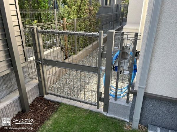 犬走りに門扉を備え付けることで、わんちゃんが走り回ってもお庭の外に飛び出す心配がなくなり、安心して遊べるようになりました。