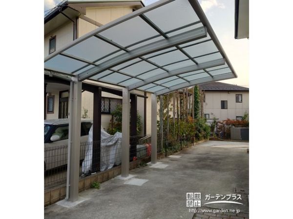 片側支柱のカーポートを設置。優しい雰囲気のラウンドタイプながら、耐積雪性能50cmのため突然の大雪でも安心です。