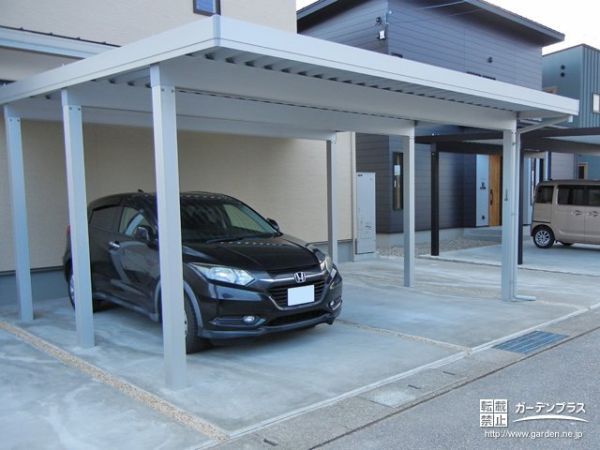 駐車スペースに2台用のカーポートを設置。大切なお車を雨や風、雪から守ってくれます。