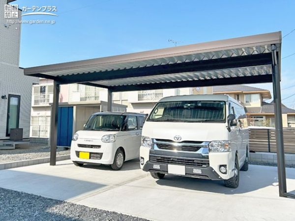 スチール折板屋根の丈夫なカーポートを設置。スタイリッシュで開放的な駐車スペースを演出しています。
