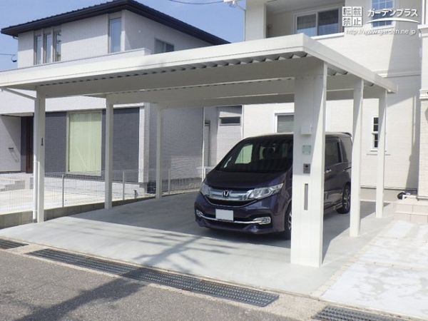 ヨーロピアンスタイルのお住まいにあわせたホワイトのカーポートを設置。一体感のあるすっきりとしたエントランスに仕上がりました。